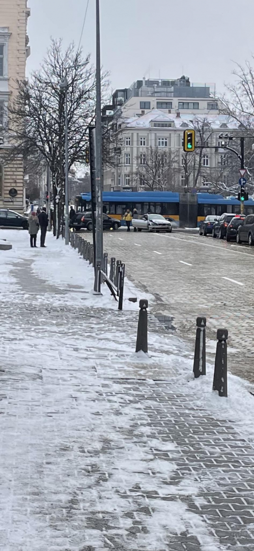 Голямо меле на хлъзгавите жълти павета СНИМКА