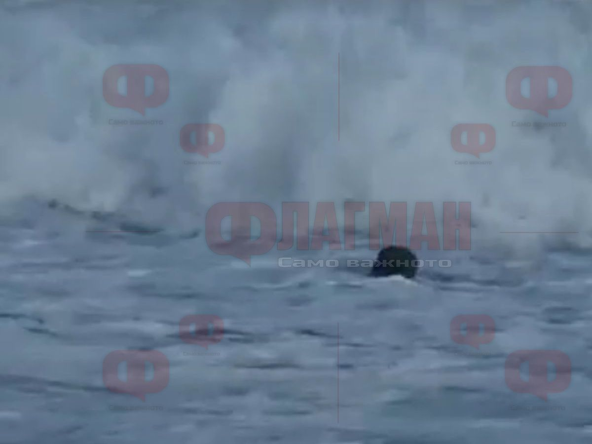 Бурното море довлече нещо зловещо край брега на Дюни ВИДЕО 
