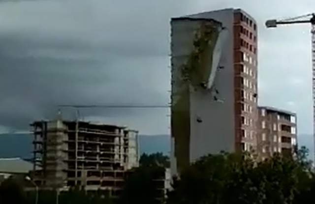  Майка с две деца мина под блок в "Дружба 2" и стана страшно ВИДЕО