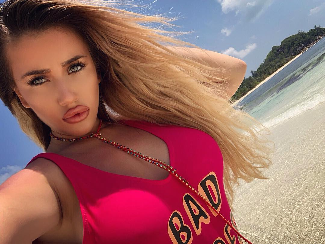 Гери-Никол остави баща си без думи, феновете й са шокирани СНИМКИ 18+