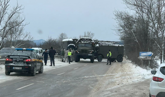 Тежък инцидент с военни камиони край Мездра СНИМКИ