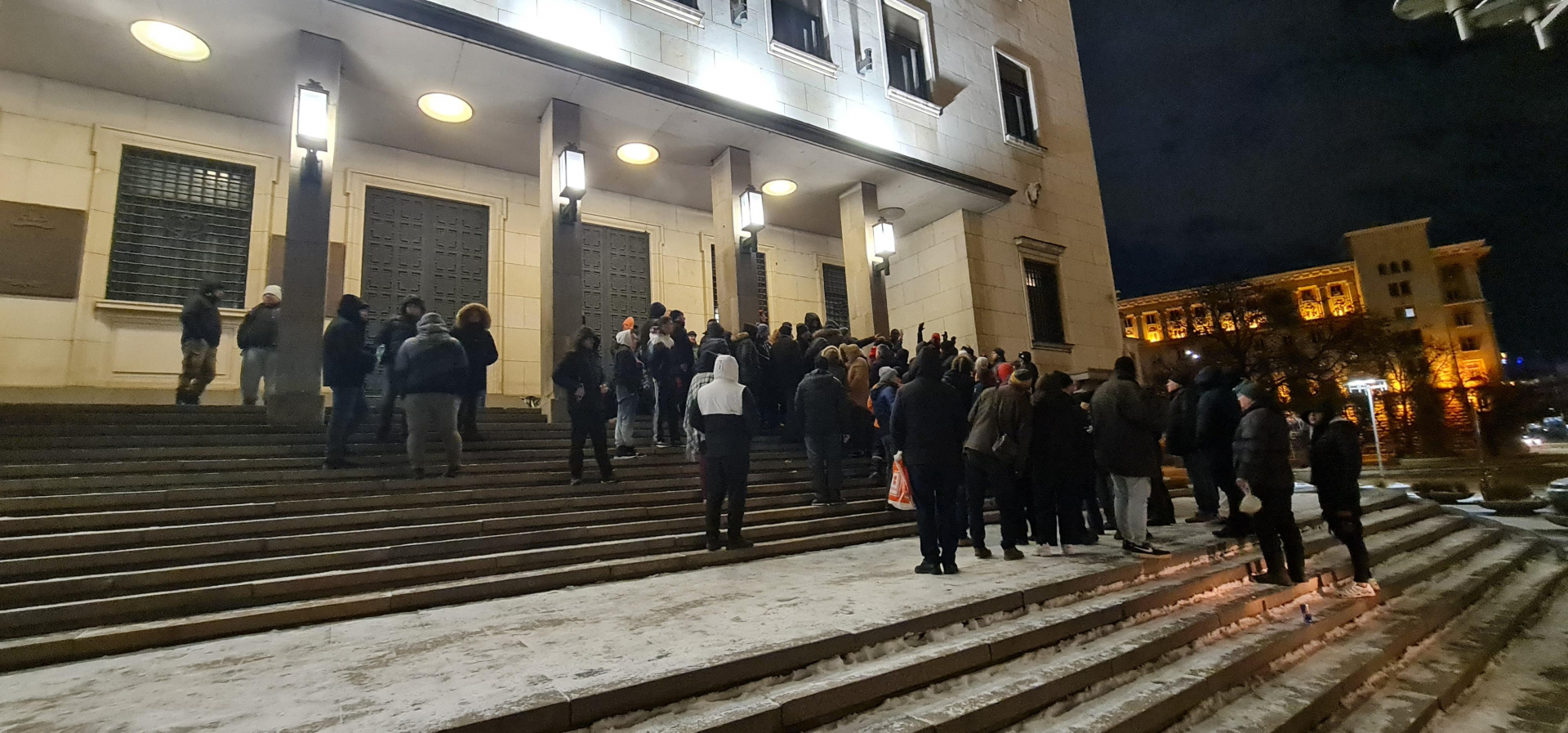 Невиждано стълпотворение в центъра на София по тъмна доба, ето причината СНИМКИ