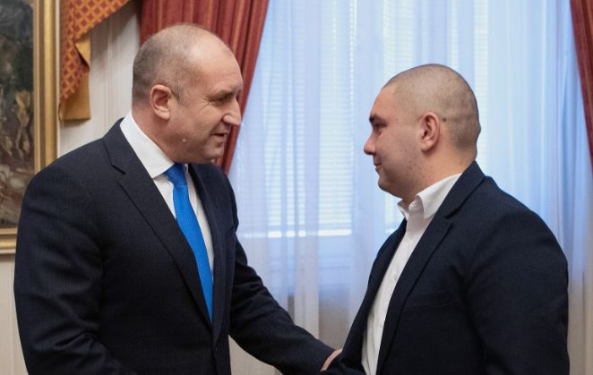 Радев се срещна с пребития в Охрид Христиан Пендиков, размаха пръст на РСМ 
