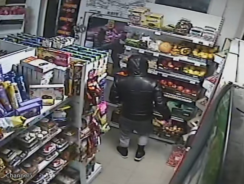 Гладен апаш се вмъкна два пъти в магазин и се измъкна без да плати ВИДЕО 