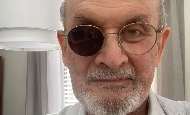 Осакатеният Салман Рушди с нов роман, шест месеца след жестокото клане