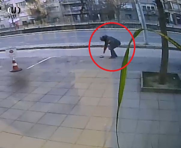 Камера засне какво долно нещо направи пловдивчанин на улицата ВИДЕО