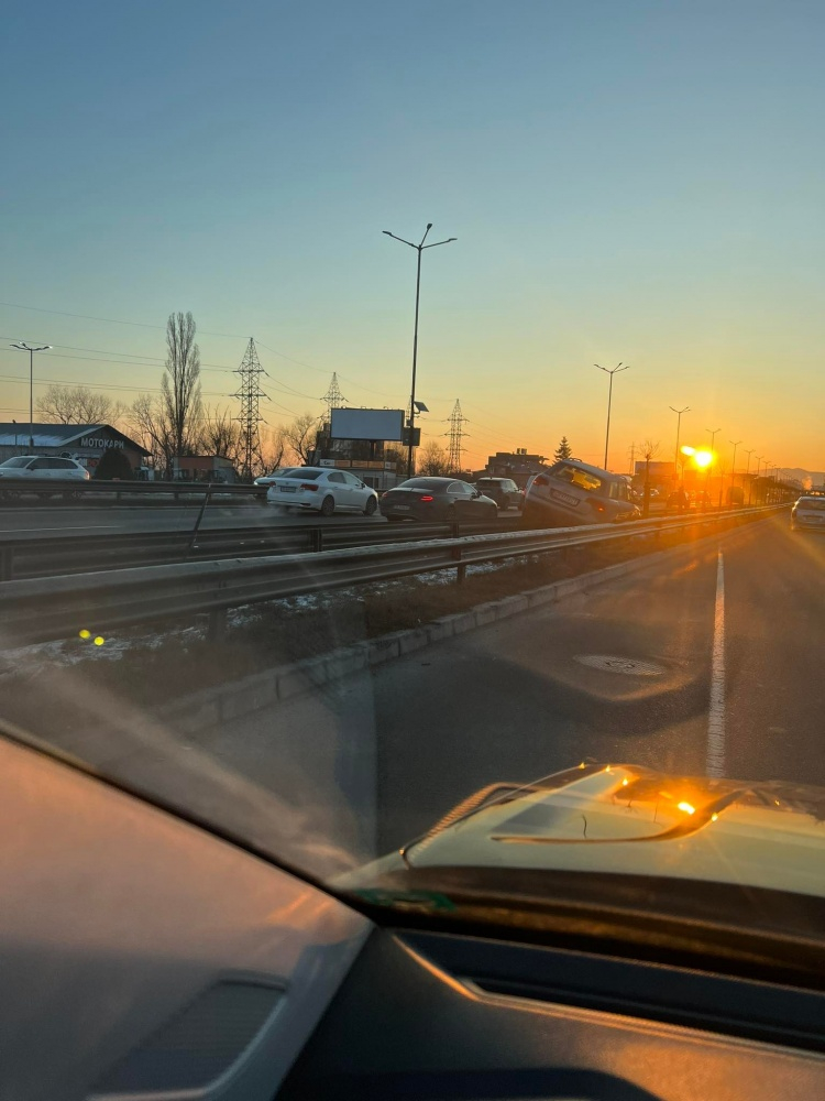 Хвърчат линейки към Околовръстното в София, гледката е кошмарна СНИМКИ