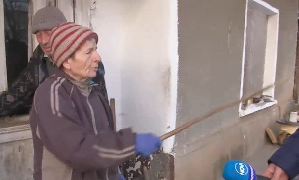 Ето я смелата бабка от Плевен, която изгони крадци, налагайки ги с пръчка ВИДЕО