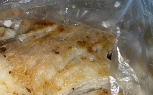 Перничанка си купи баничка, но като видя какво има в нея, лошо ѝ стана СНИМКИ