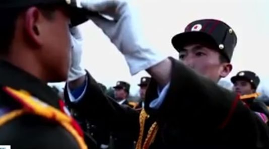 Това не се вижда всеки ден! Ето как войниците в Северна Корея тренират ВИДЕО