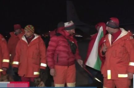 Aплодисменти и питка на летището за българските спасители, помагали в Турция