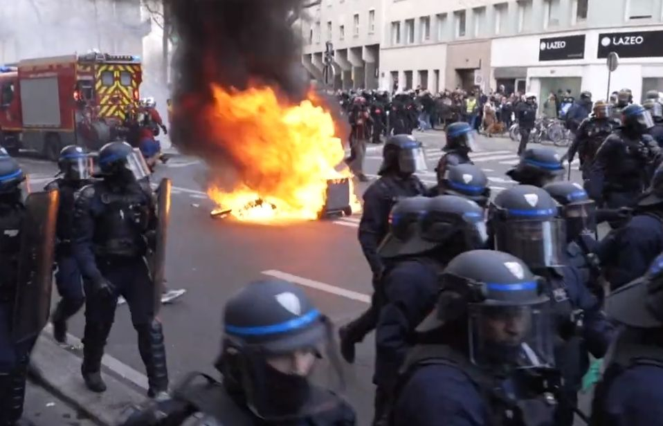 Нови мощни протести във Франция! По улиците стана страшно ВИДЕО 