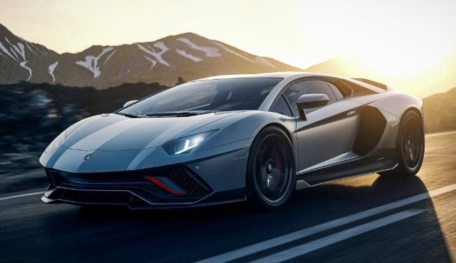 Не е истина: Служител на паркинг разби две суперколи Lamborghini ВИДЕО