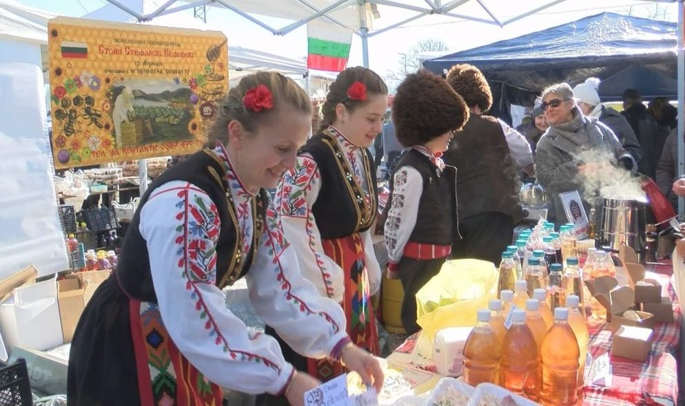 Празникът на сланината и греяната ракия се завърна триумфално в Априлци 