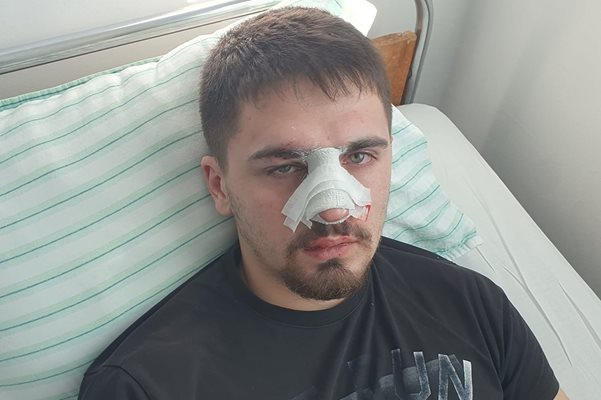 Четирима биха на убиване младеж пред дискотека в Плевен, баща му твърди, че са полицаи