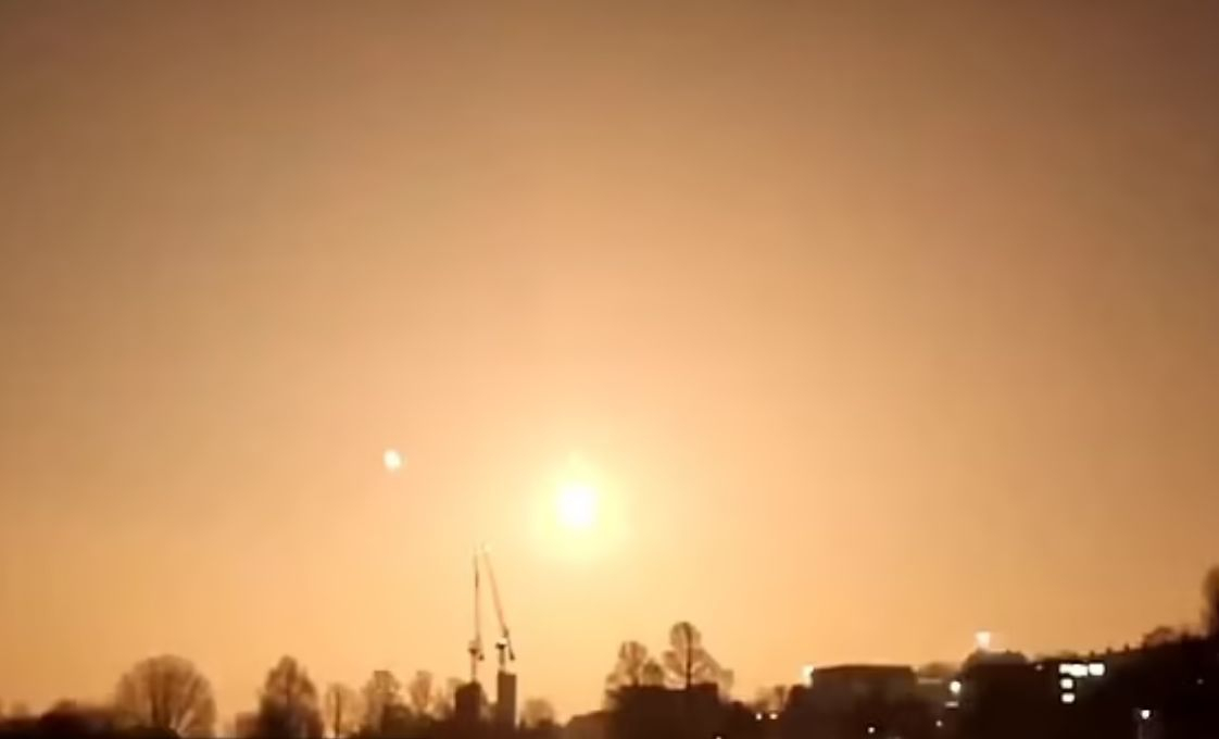 Зрелище в небето! Ярка светлина от експлозия озари Ламанша ВИДЕО