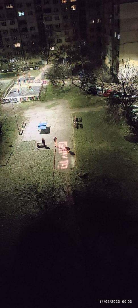 Само в БЛИЦ! Младежи излязоха посред нощ в столичен квартал и приковаха всички погледи СНИМКИ