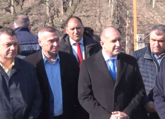Гайди съпровождат Радев, ето къде е президентът и как стъписа всички с въпроси