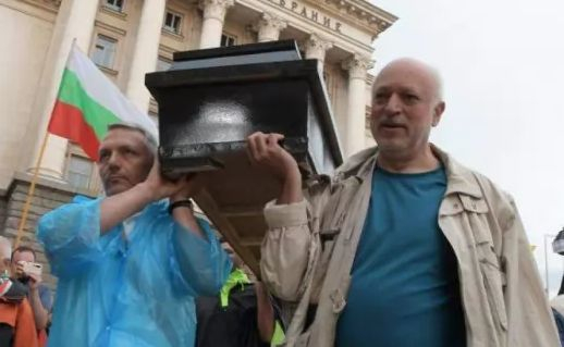 Разносвачът на ковчези Минеков пак уреден на държавната ясла