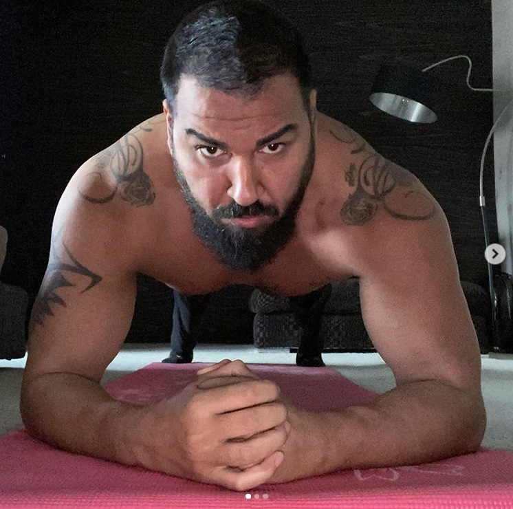 Чисто голият Азис се пусна с млад колега от леглото и взриви мрежата СНИМКА