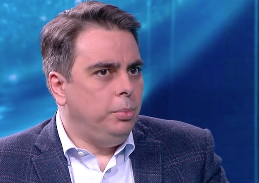 ГЕРБ нахокаха Асен Василев за дупките по чорапогащника