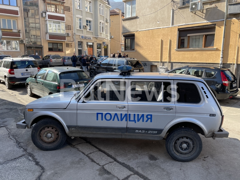 Жената, изпаднала в транс на пъпа на Враца, се развихри, ченгетата се видяха в чудо СНИМКИ 