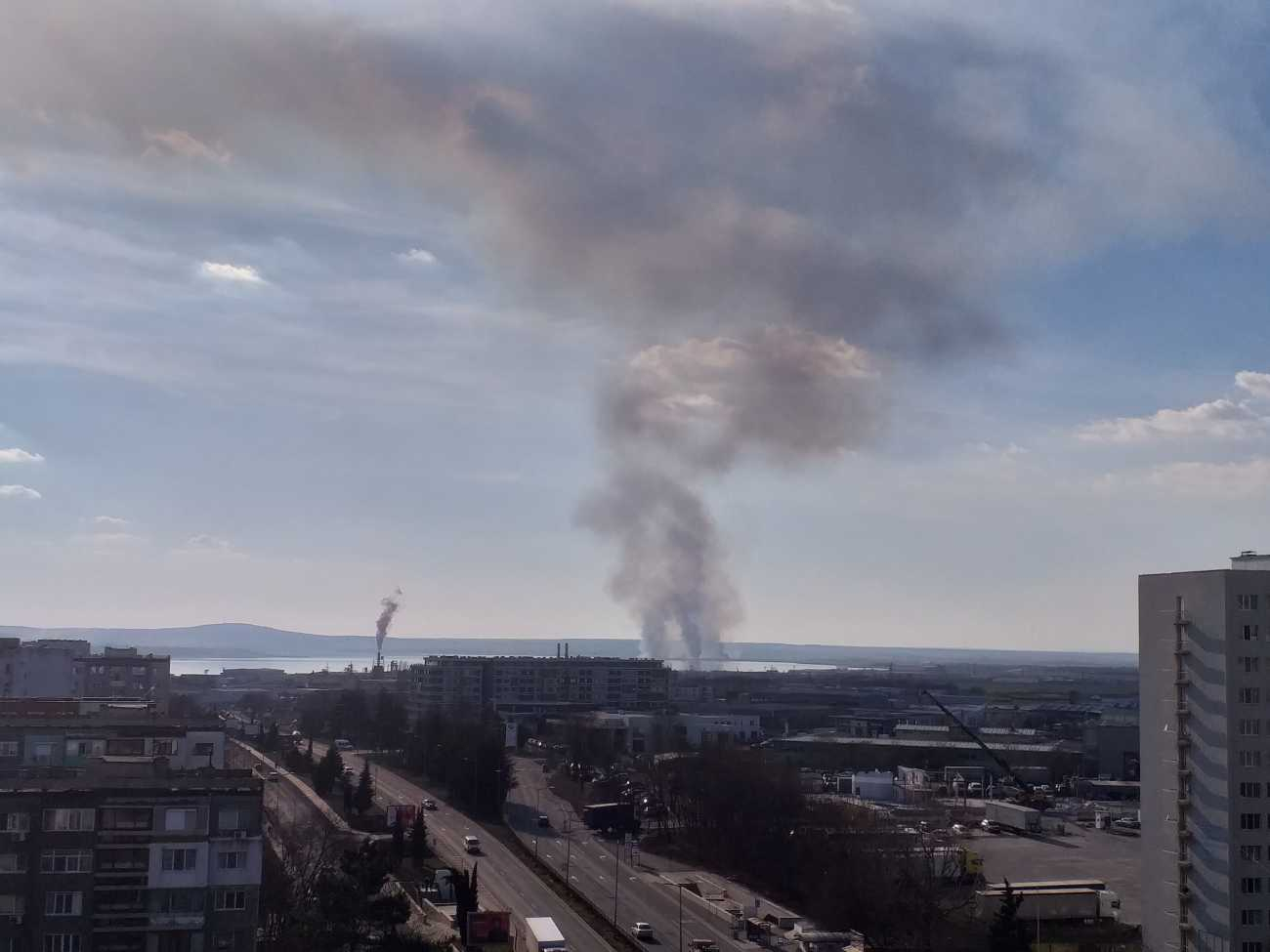 Гъсти облаци дим се стелят над Бургас, черни парчета падат от небето СНИМКИ 