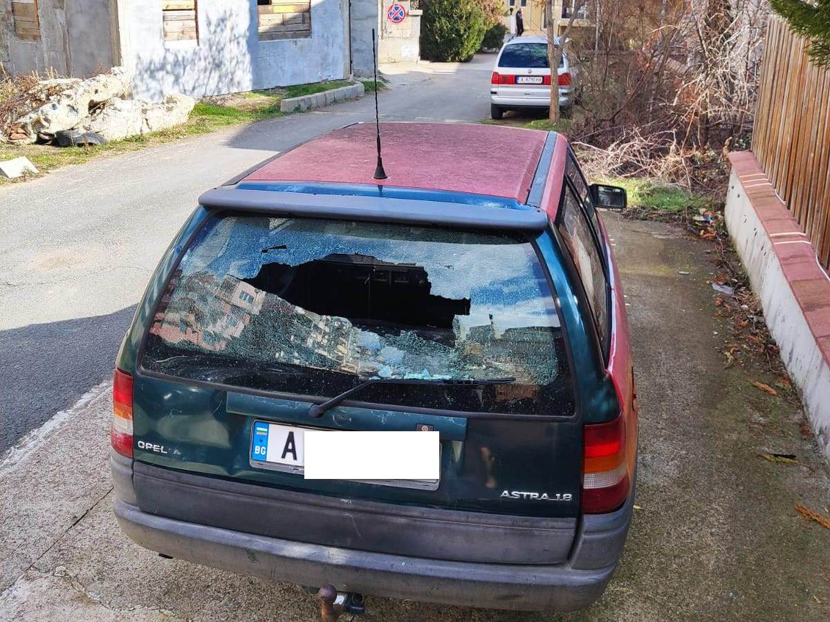 Агресивен бакшиш превърна живота на мила пенсионерка от Свети Влас в ад, съседите треперят  
