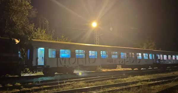 Влакът от Добрич за София е катастрофирал, има пострадали пътници