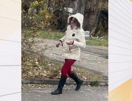 Биячката с бокса от "Младост" съвсем обезумя - мята се върху коли, вади ножове, жертвите ѝ са десетки ВИДЕО