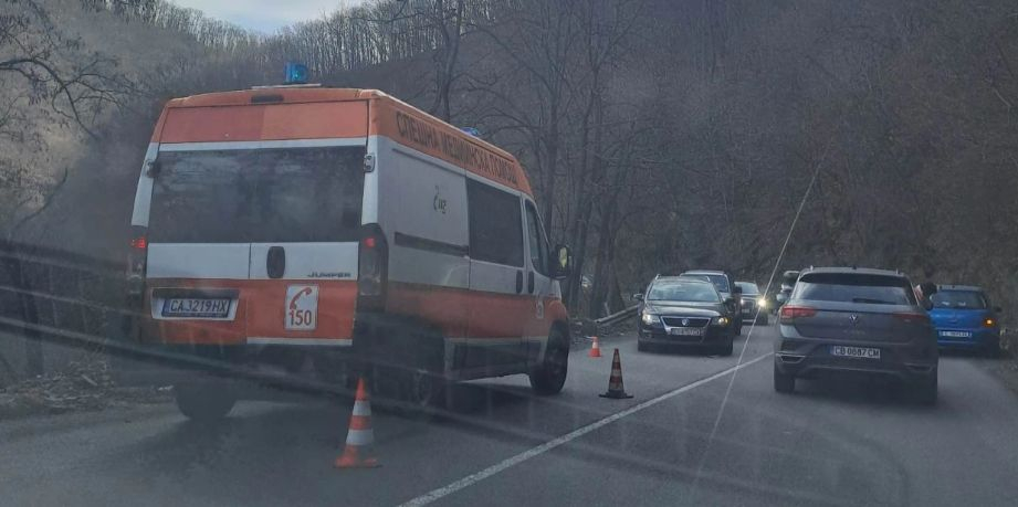 Ексклузивно в БЛИЦ! Страшно меле затвори пътя към голям роден зимен курорт СНИМКИ