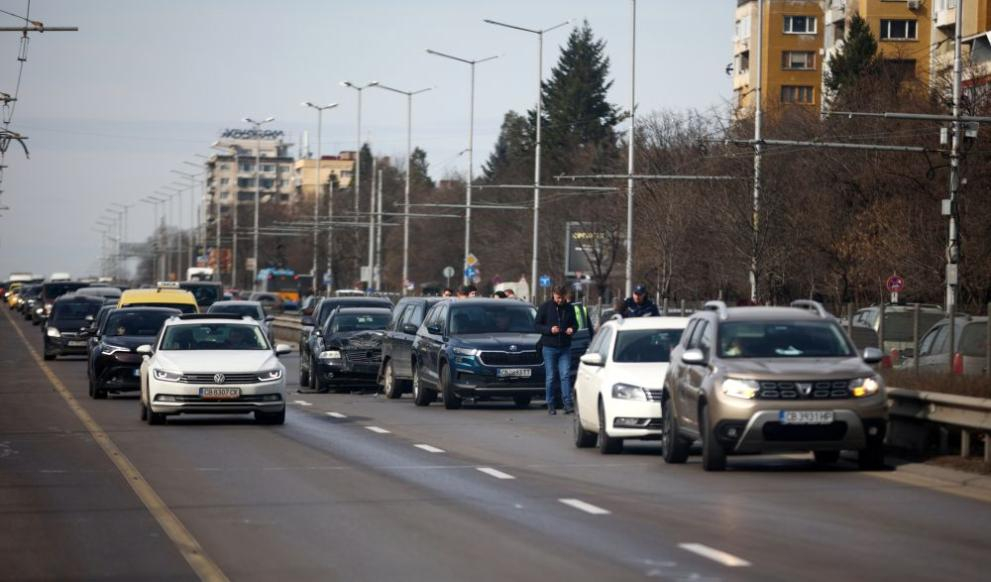 Първо в БЛИЦ! Близо 17 помлени коли в 4 зверски мелета парализираха столичния бул. „Цариградско шосе“ СНИМКИ