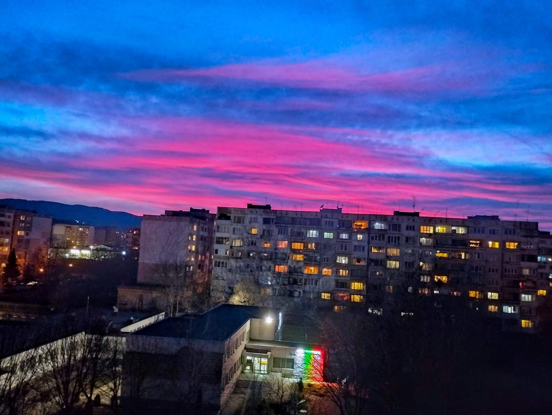 Столичани гледат небето и цъкат в захлас, такова нещо не се вижда всеки ден СНИМКИ 