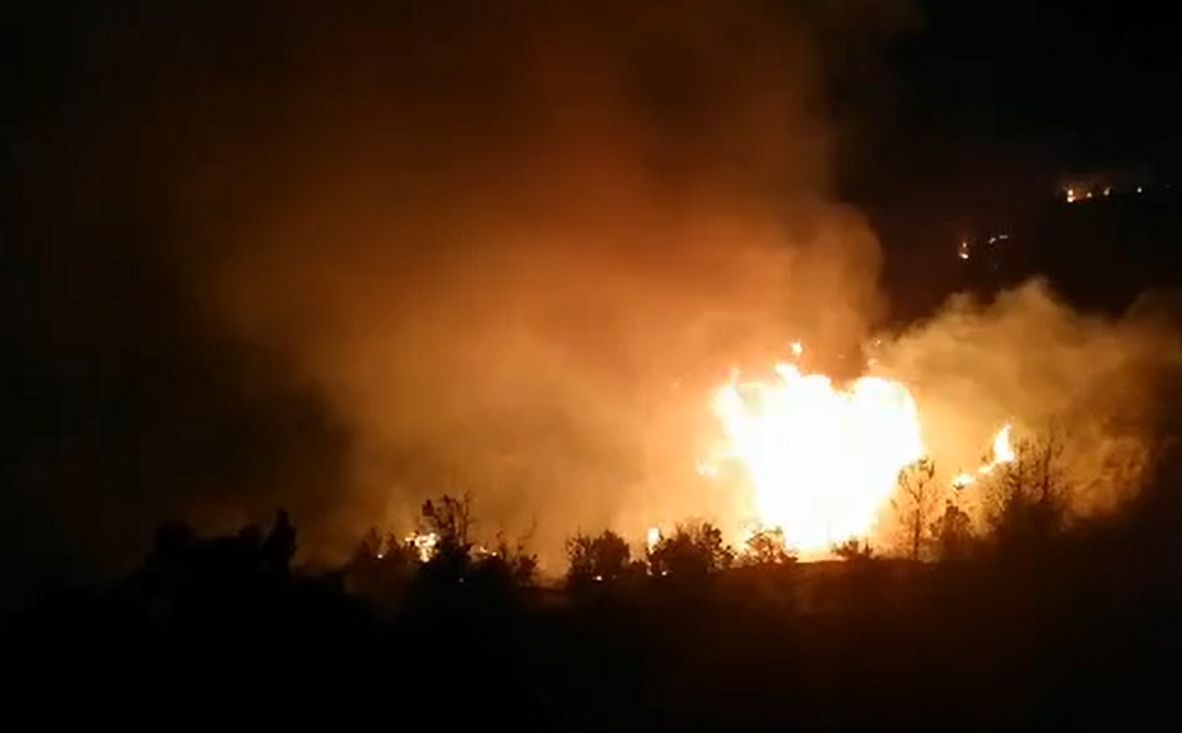 Огромен пожар бушува край Елешница ВИДЕО