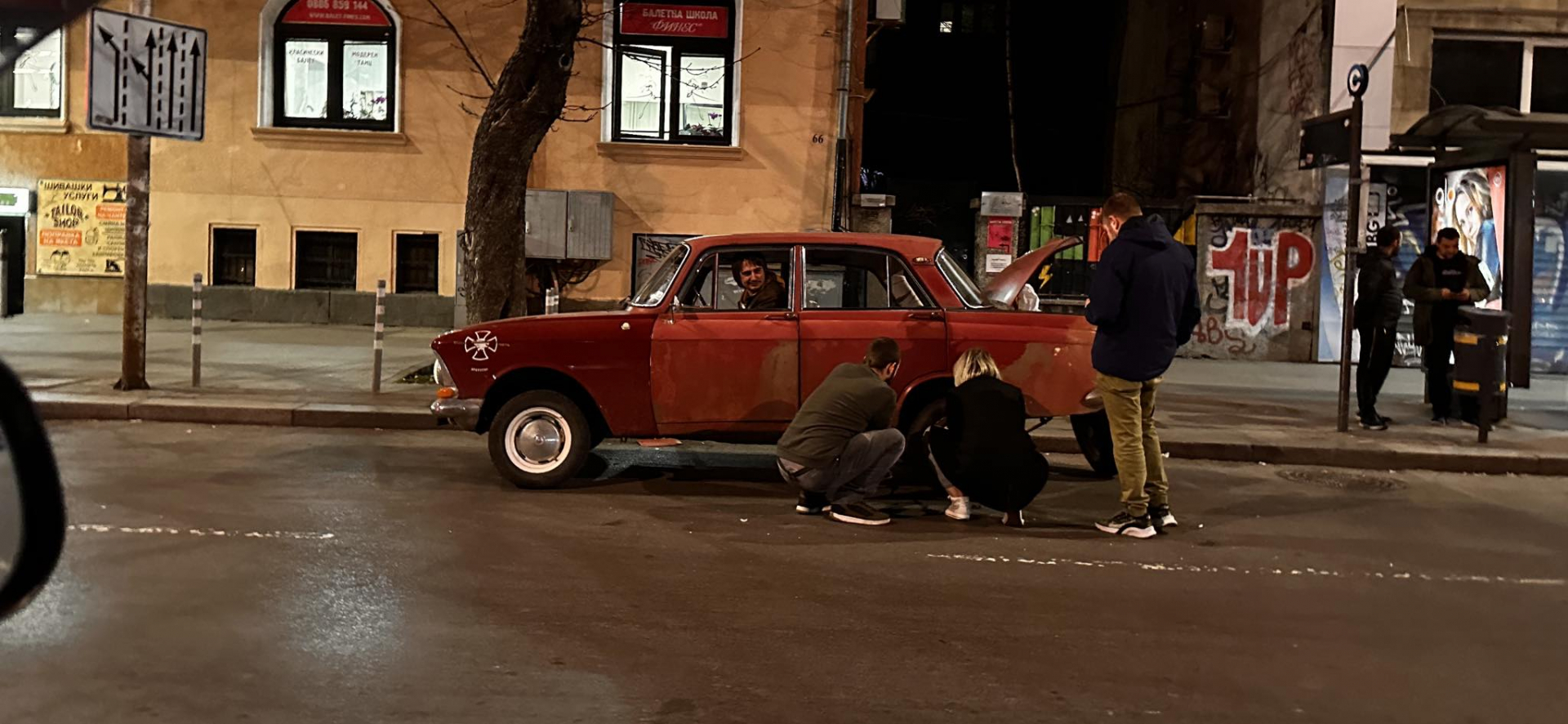 "Върти тоя крик, мацко": Скандална СНИМКА подпали мрежата