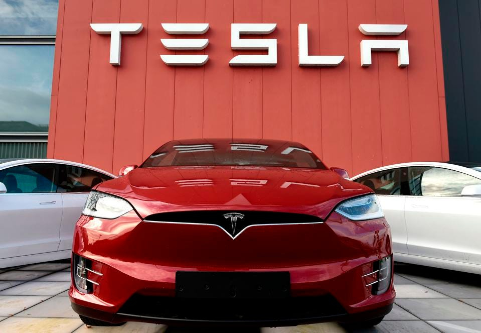 От Tesla признаха, че стотици хиляди нейни коли могат да ви убият
