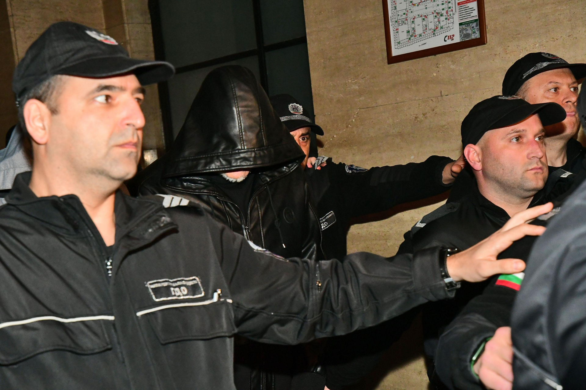 Свидетел закова закопчаните за камиона с труповете край Локорско СНИМКИ
