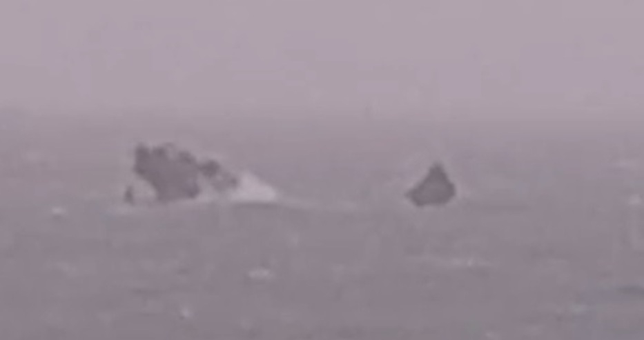 Руски кораб се счупи на две в Черно море и потъна за секунди ВИДЕО
