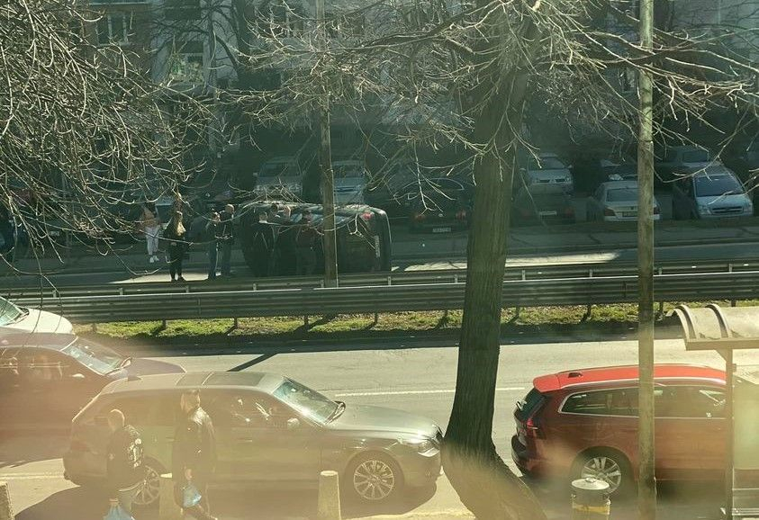 Кола се обърна на столичен булевард, задръстването е огромно