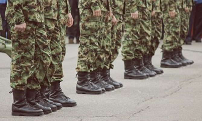 Готови за война? Връщат военното обучение в училище още тази есен