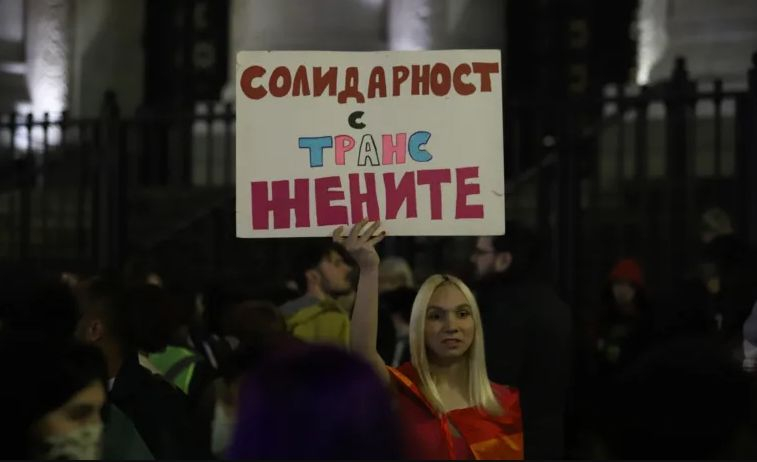 Трансджендърът Емили поведе ЛГБТ агитаторите пред Съдебната палата СНИМКА