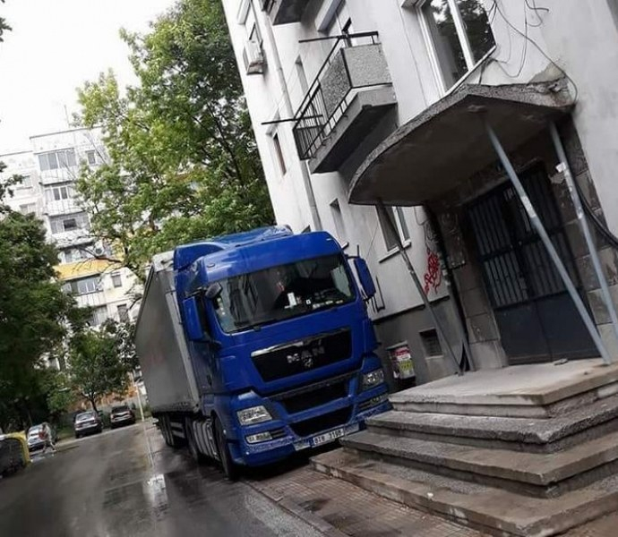 Дядо му си е връзвал коня там: Пловдивски тираджия стори нещо невиждано с камиона си
