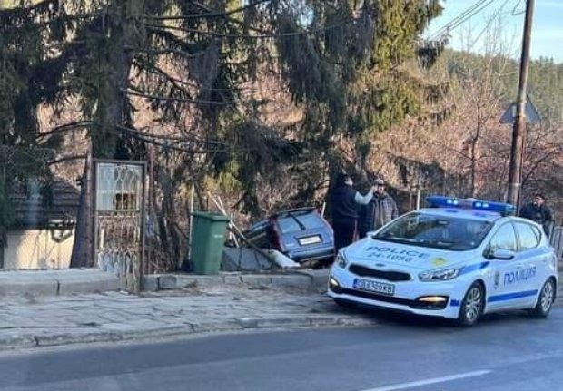Кола влетя в двора на къща в София ВИДЕО 