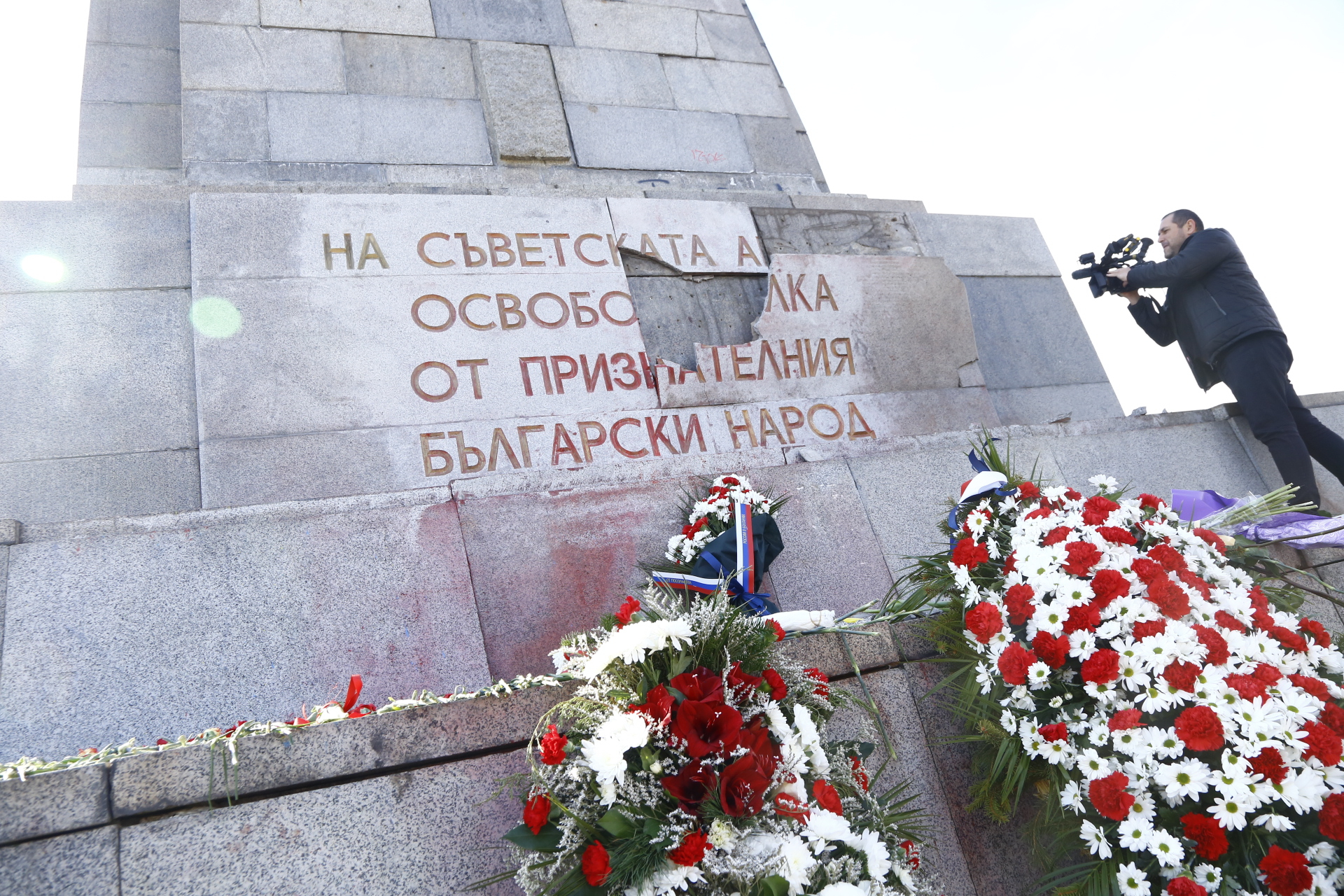 Счупиха плоча на Паметника на Съветската армия СНИМКИ
