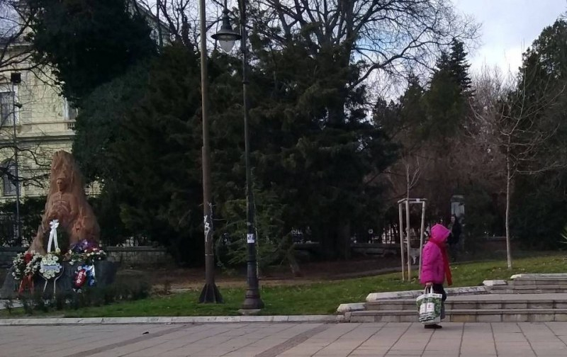 До къде се докарахме: Пенсионерка направи нещо грозно пред паметника на Апостола