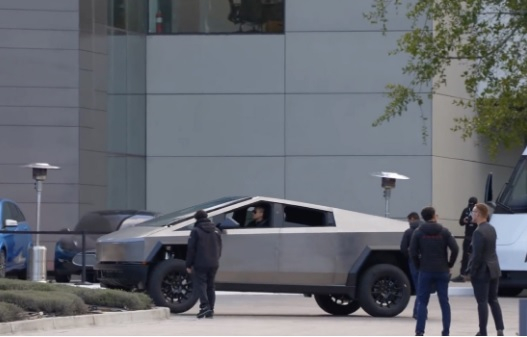 Мрежата се смее на очаквания Tesla Cybertruck, вижте какво се случи ВИДЕО