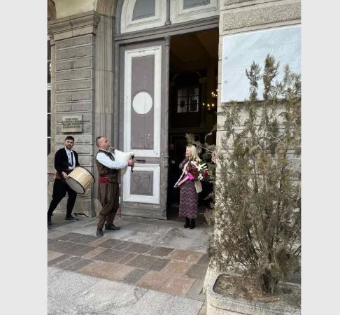 Поканиха с тъпан, хоро и димки класната на бала СНИМКИ