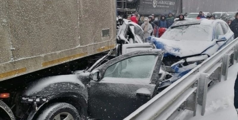 Брутално меле с 42 коли блокира пътя за Москва, има загинал ВИДЕО 