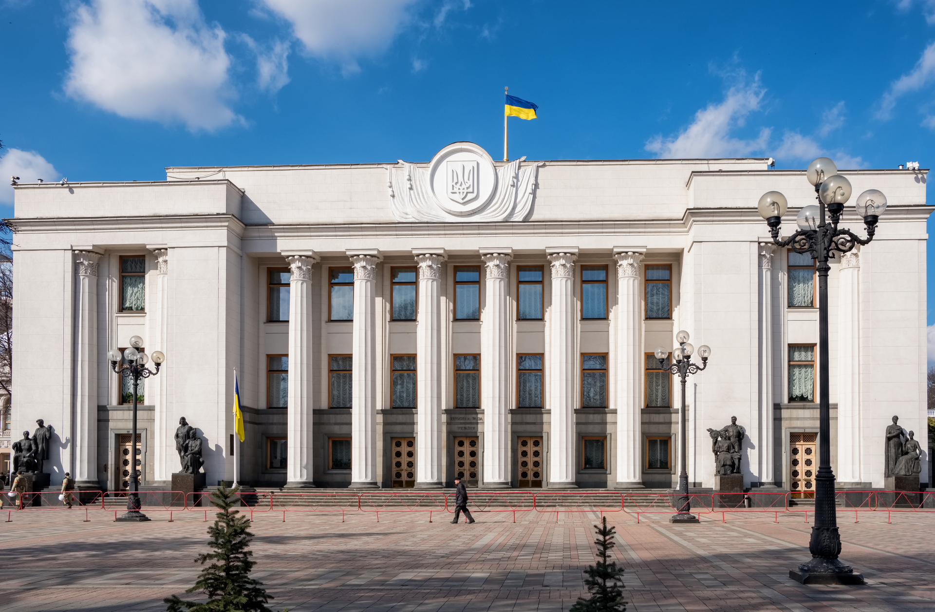 Украйна удължи военното положение и мобилизацията