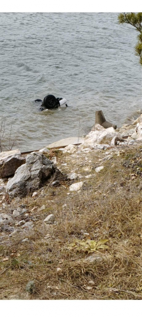 Ураганният вятър хвърли кола в ледените води на язовир "Батак" СНИМКА